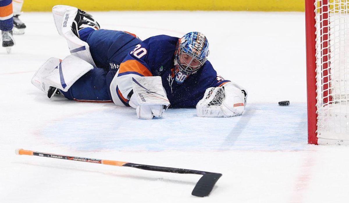 Российский вратарь стал звездой дня в НХЛ после шатаута в нью-йоркском дерби