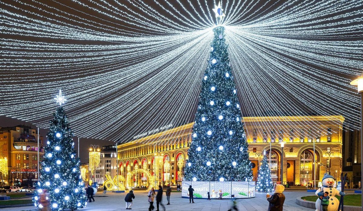 В Москве установили более тысячи новогодних елей