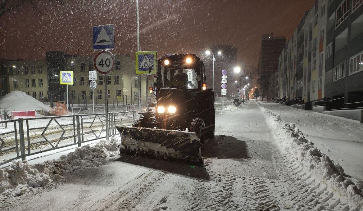 В Самаре в круглосуточном режиме устраняют последствия снегопада 