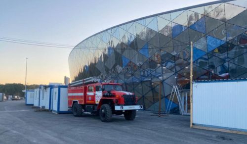 В Новосибирской области на новой ледовой арене круглосуточно дежурят сотрудники МЧС 