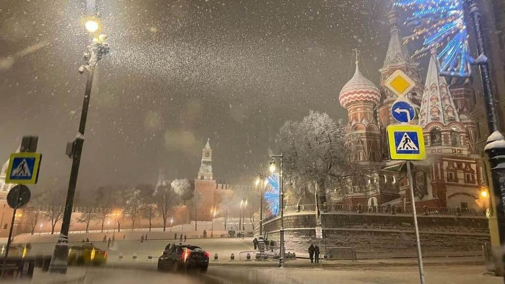 Москвичей попросили отказаться сегодня от автомобилей из-за снегопадов