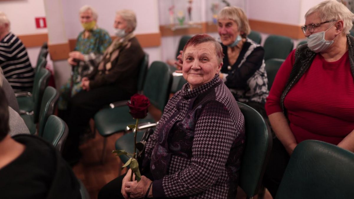 Солисты Мариинского театра выступили для одиноких пожилых людей 