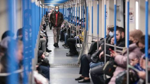 В метро Москвы стали строже следить за ношением масок