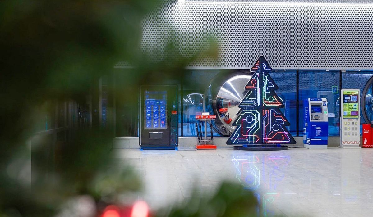 Московские станции метро и транспортные здания получили новогодние украшения