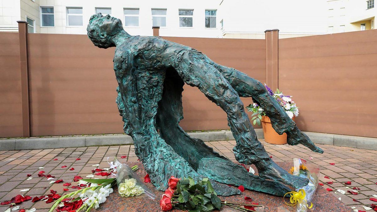 Скандальную скульптуру Есенина уберут 1 ноября