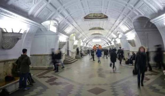 На Кольцевой линии метро Москвы остановили движение