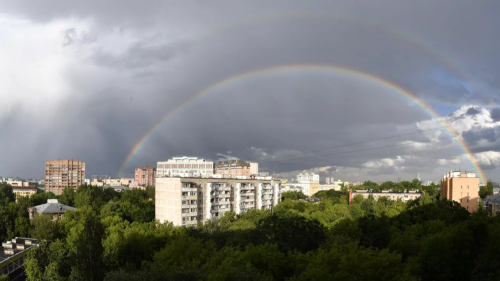 Над Москвой после дождя появилась двойная радуга