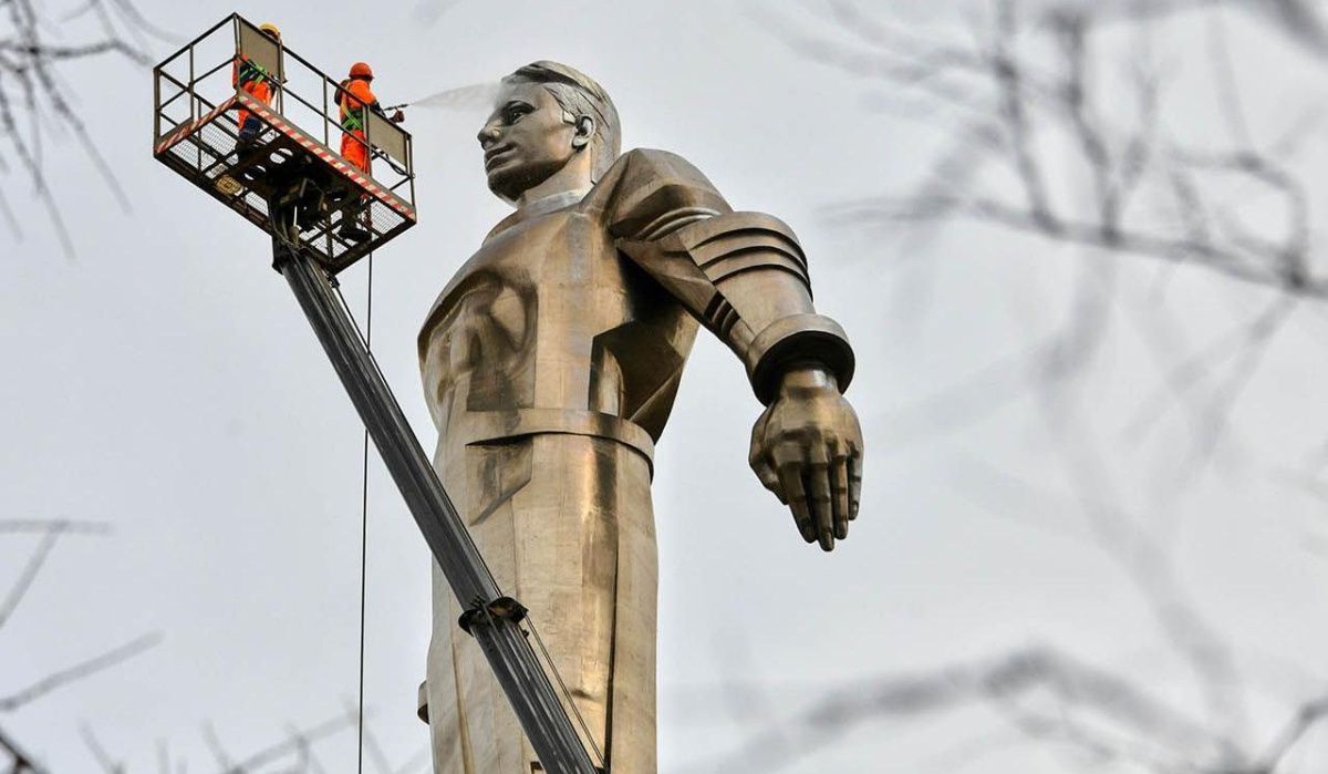 В Москве промоют более тысячи памятников после зимы