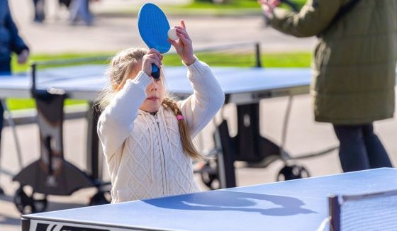 На ВДНХ открыли игровую зону для настольного тенниса и бадминтона