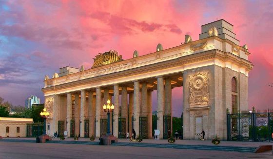 Реставрация фасадов арки главного входа в Парк Горького в Москве выходит на финиш