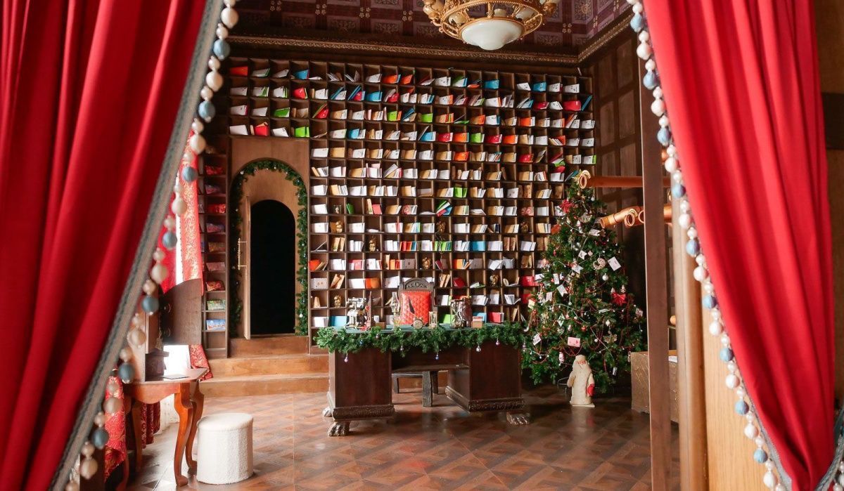 Сказочная площадка в кинопарке «Москино» приглашает в гости к Деду Морозу