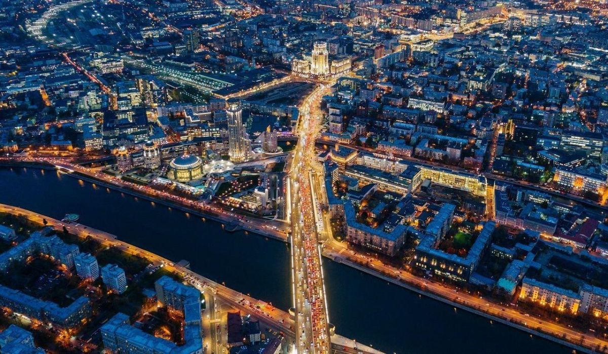 Уличное освещение и подсветка в Москве перешли на летний режим работы