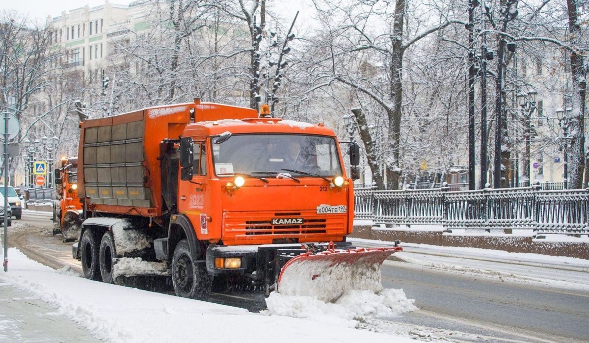 Столичные службы активно устраняют последствия снегопада
