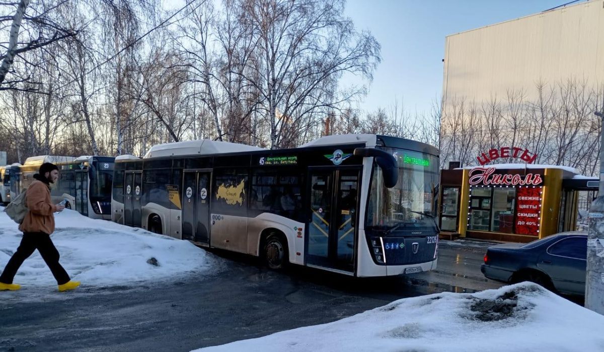 Мэр Новосибирска потребовал регулярно мыть общественный транспорт