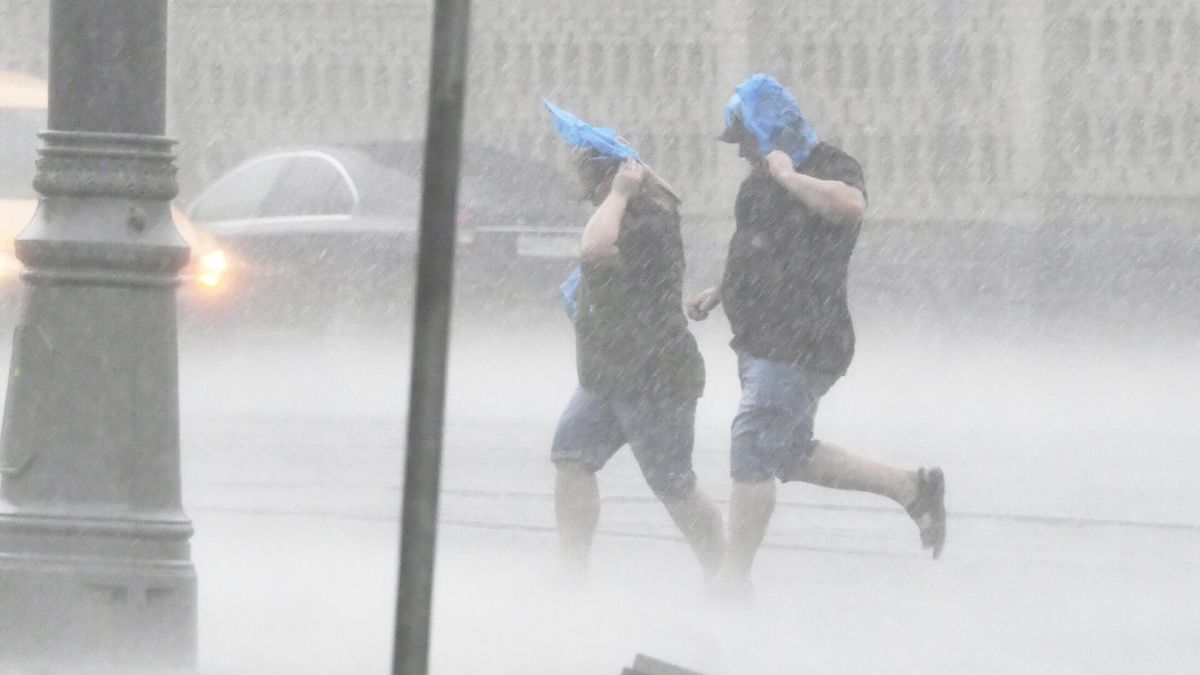 Два человека погибли после урагана в Москве