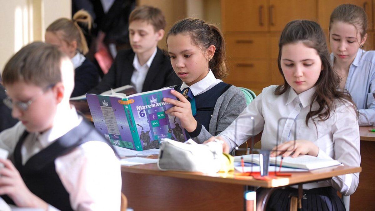 Школьники в Москве вернулись к очному обучению