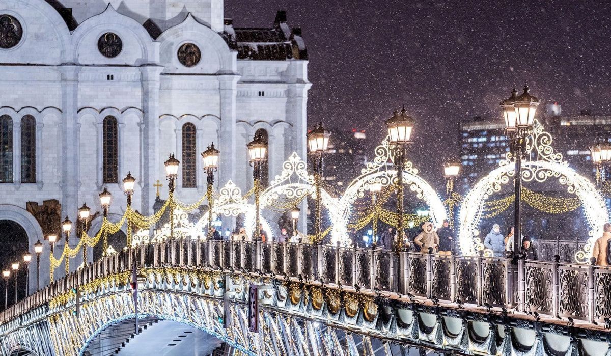 Мосты Москвы празднично украсили к Новому году