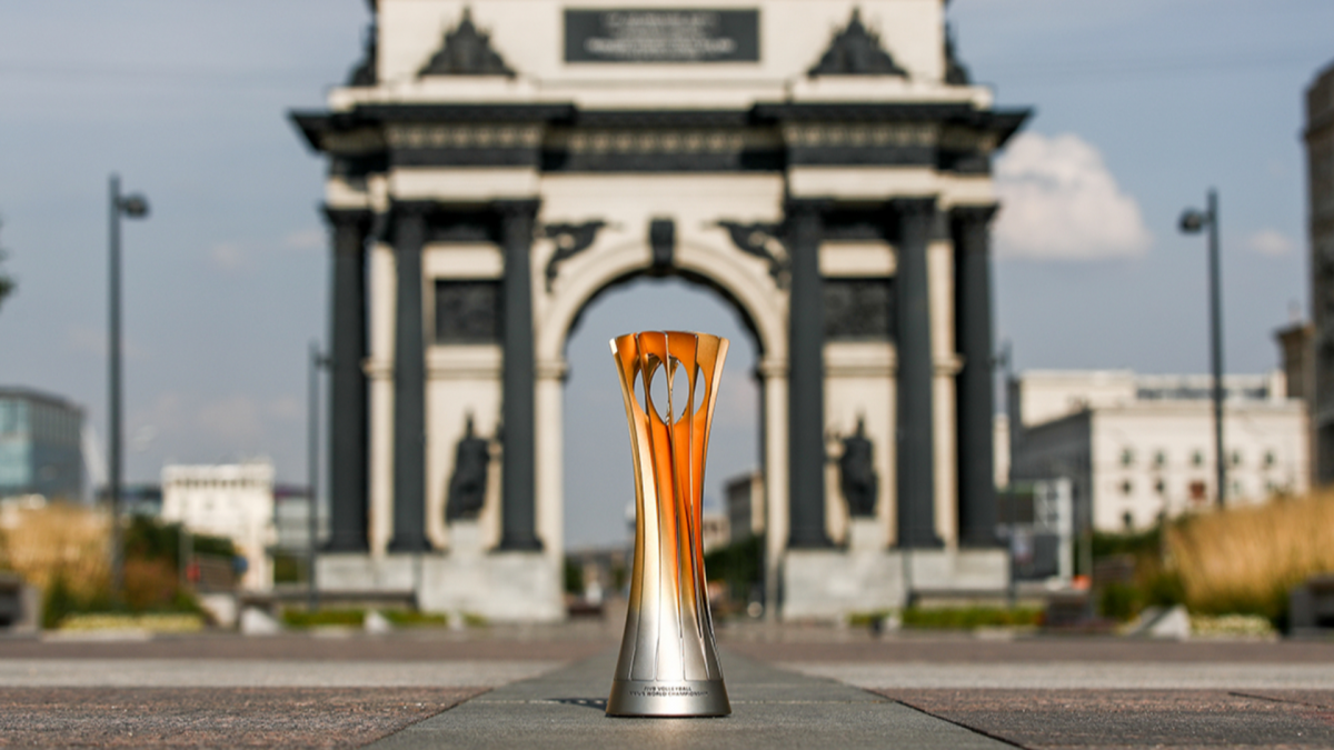 Трофей чемпионата мира по волейболу 2022 года прибыл в Москву 