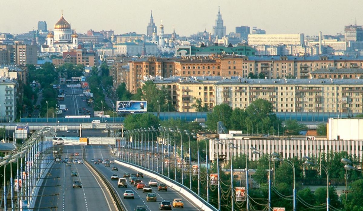В Москве движение по Комсомольскому проспекту после атаки дрона частично восстановлено