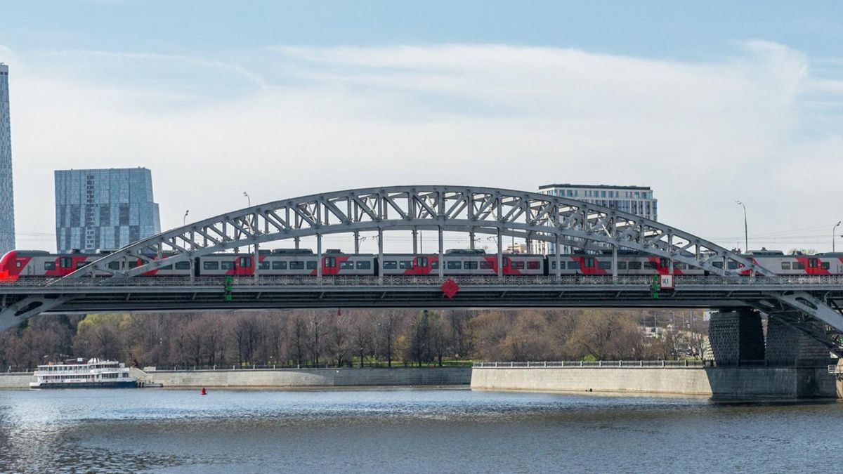 Новый мост через реку построили в ТиНАО в Москве