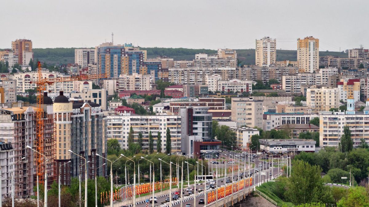 Гладков сообщил о повреждённых зданиях после ночного обстрела Белгорода