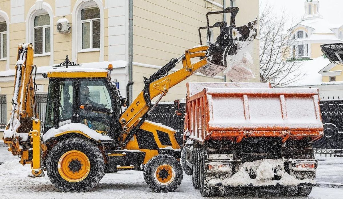 Московские службы без перерыва борются с последствиями сильного снегопада
