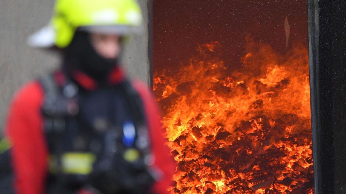 233 человека эвакуировались при крупном пожаре на складе в Москве