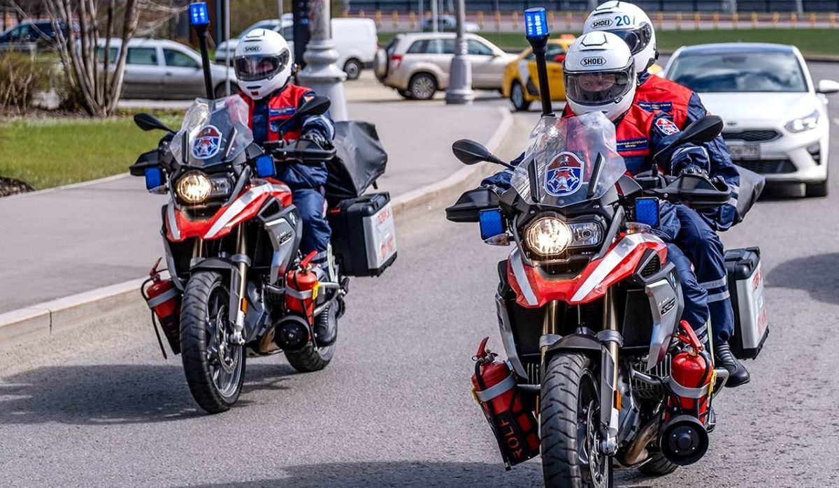 Московские районы патрулируют спасатели на мотоциклах 