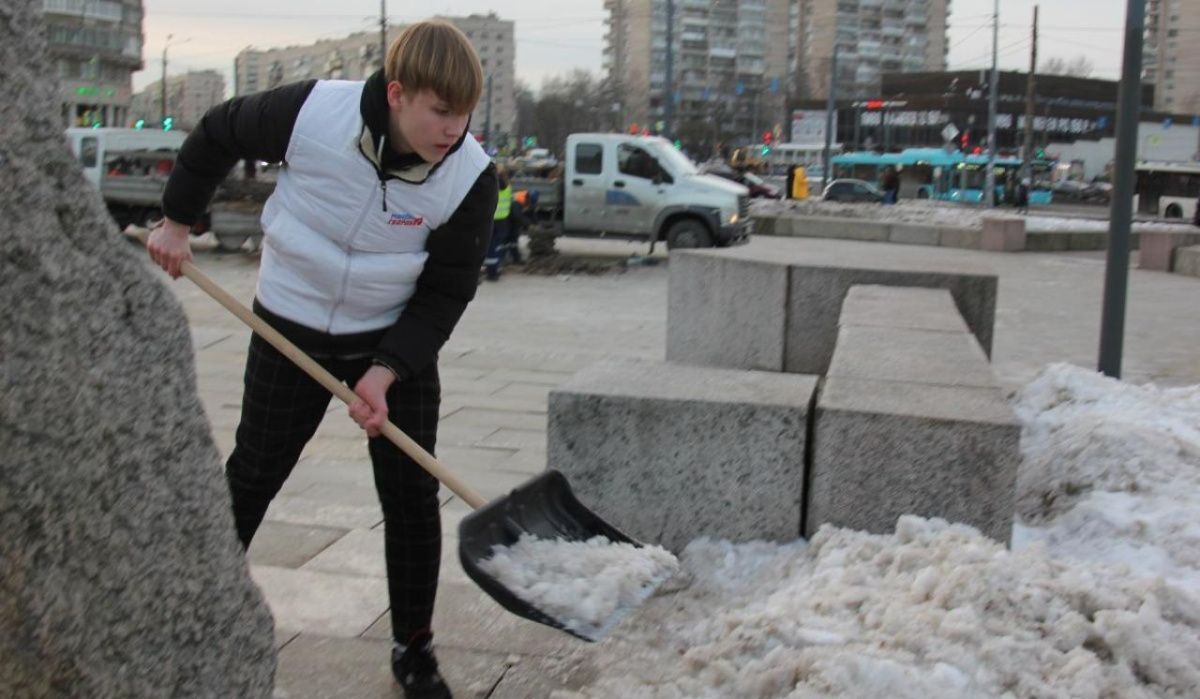 Молодогвардейцы Петербурга привели в порядок братское захоронение 