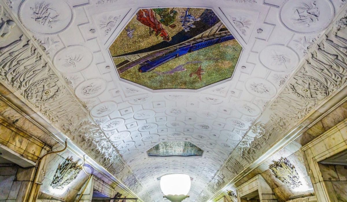 Барельефы станции метро &quot;Новокузнецкая&quot; восстановлены в историческом стиле