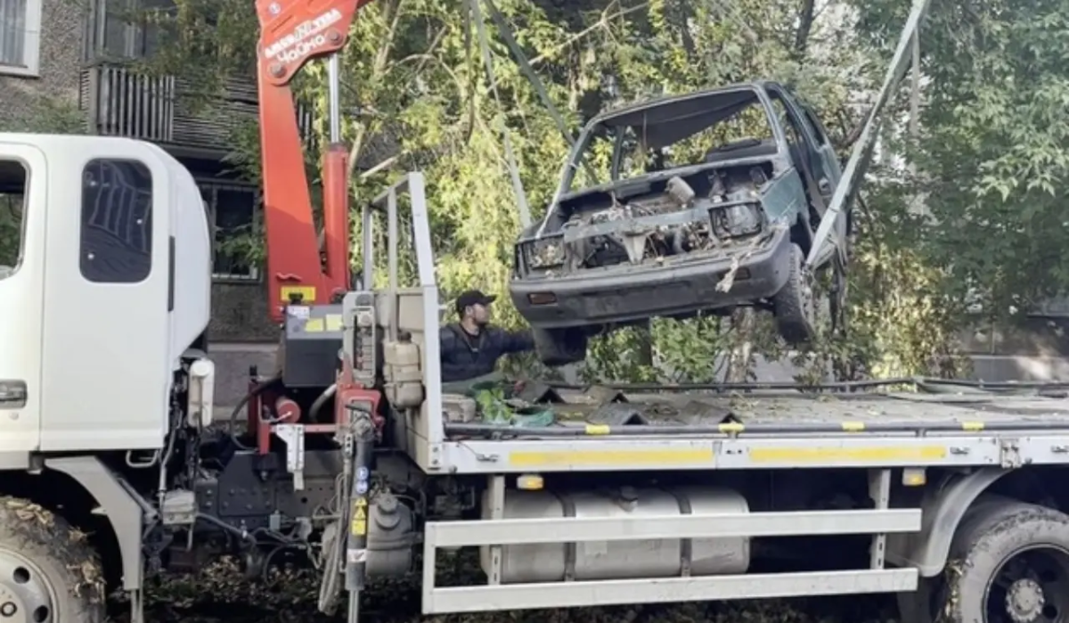 В Красноярске начали принудительный вывоз брошенных автомобилей