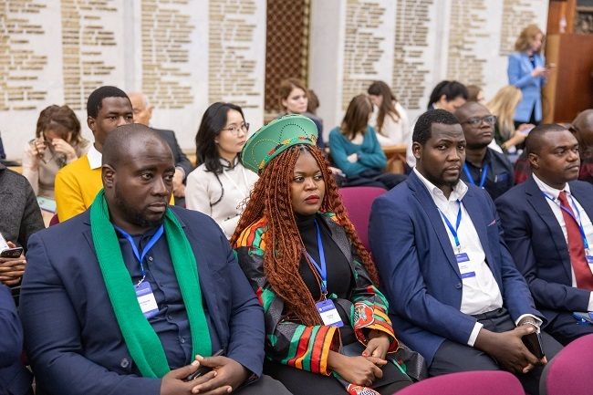 Встреча выпускников советских и российских вузов прошла в Музее Победы Встреча выпускников советских и российских вузов прошла в Музее Победы