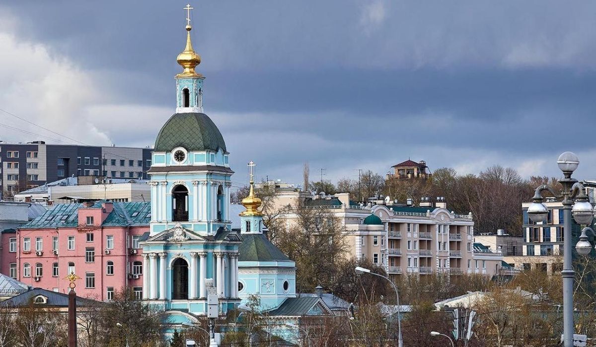 Сильный ветер накроет Москву