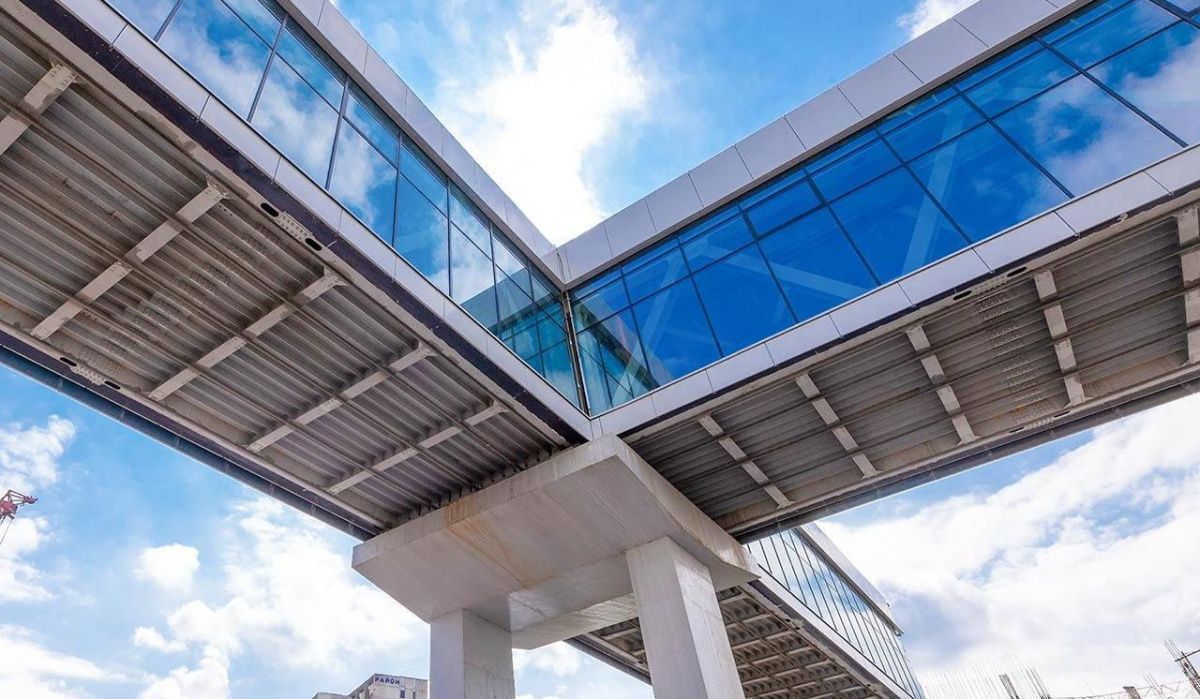 На севере Москвы завершают строительство четвертой башни пешеходного перехода