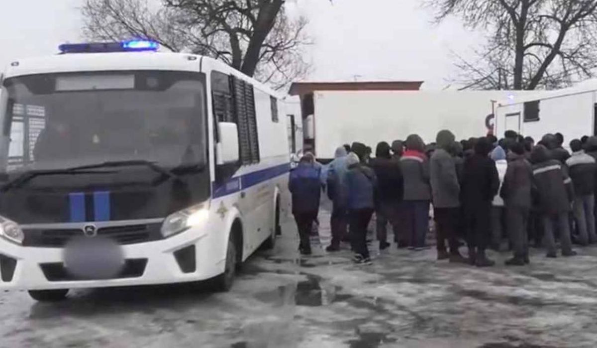 На Калининской овощебазе в Петербурге задержали десятки мигрантов во время рейда