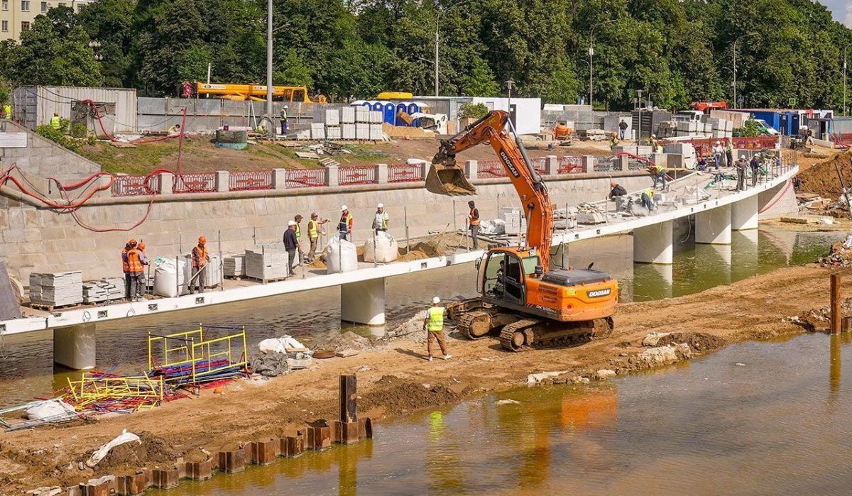 На Болотной набережной установили пролеты нового пешеходного моста