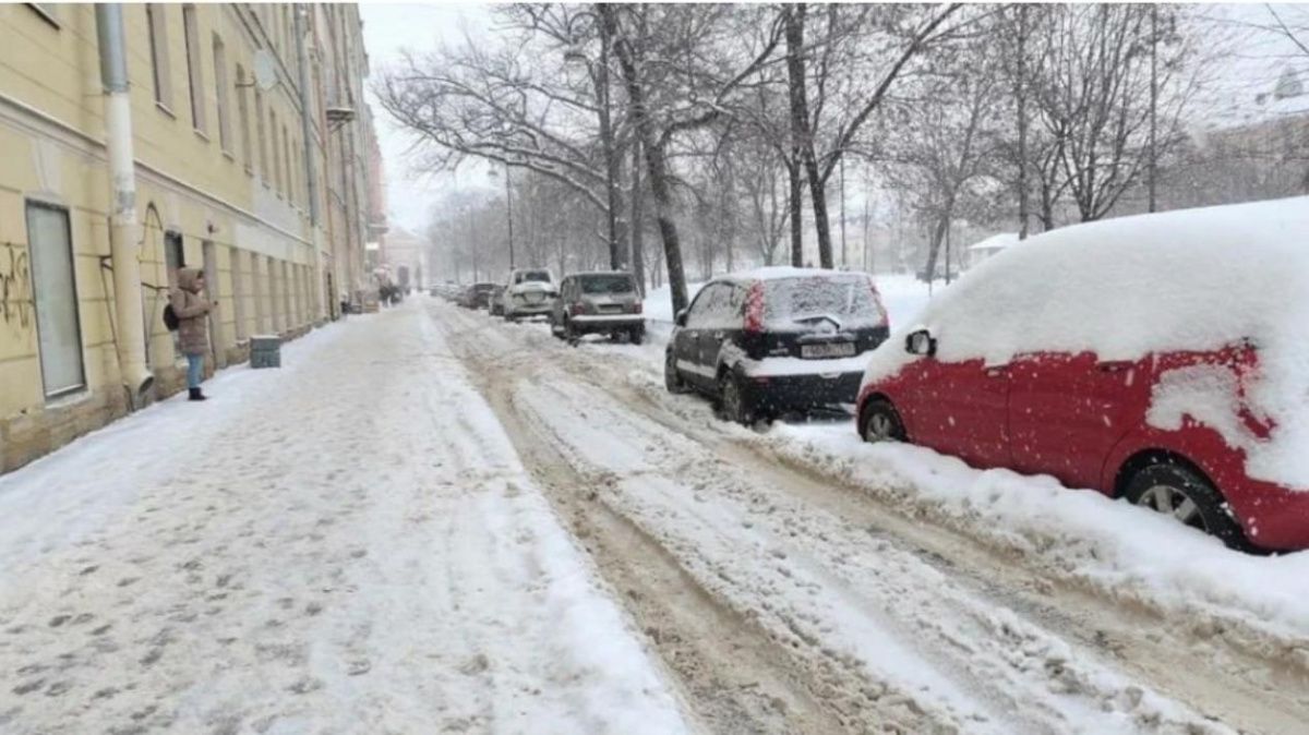 Гололёд в очередной раз сковал улицы Петербурга