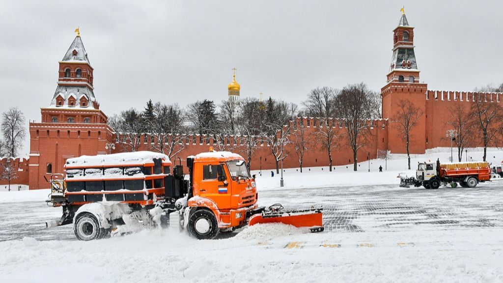 В Москве борются с последствиями сильнейшего снегопада