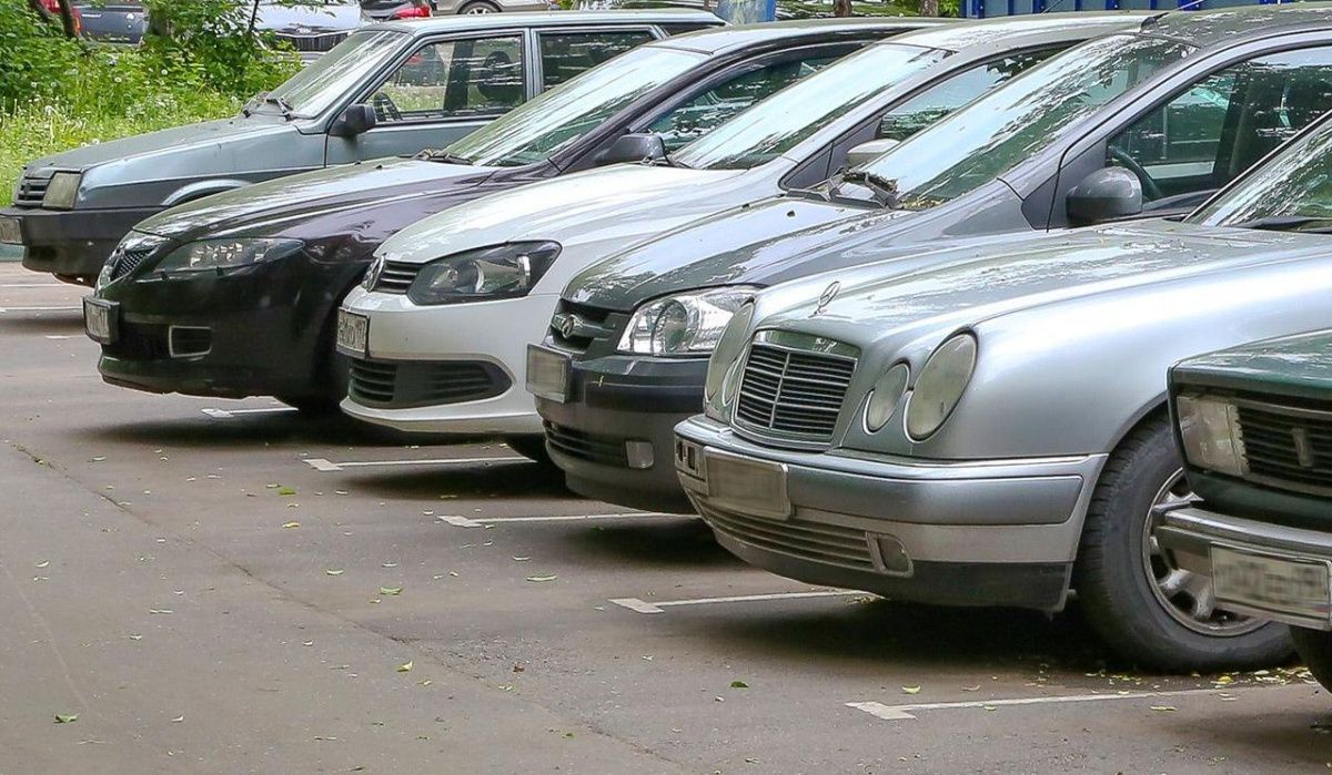 В Москве на месте незаконной автостоянки появилась парковка на 30 машино-мест