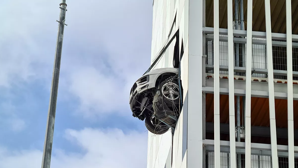 В Москве водитель Porsche пробил стену паркинга
