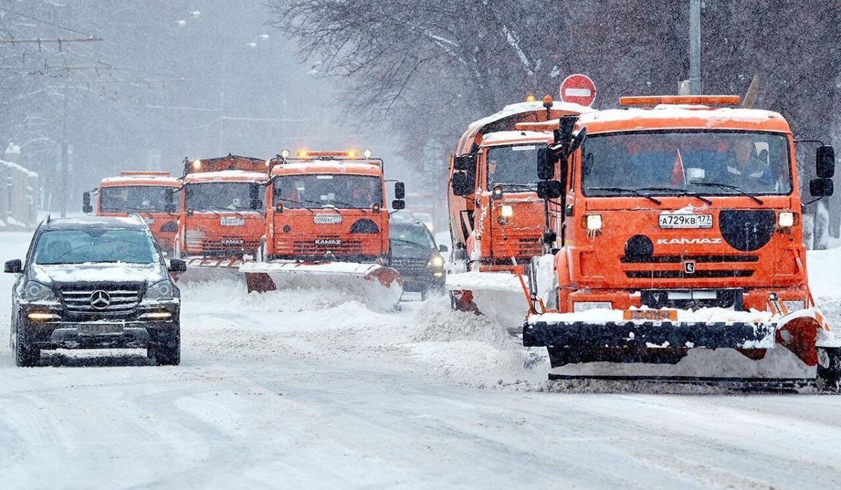 В Москве городские службы работают круглосуточно из-за снегопада