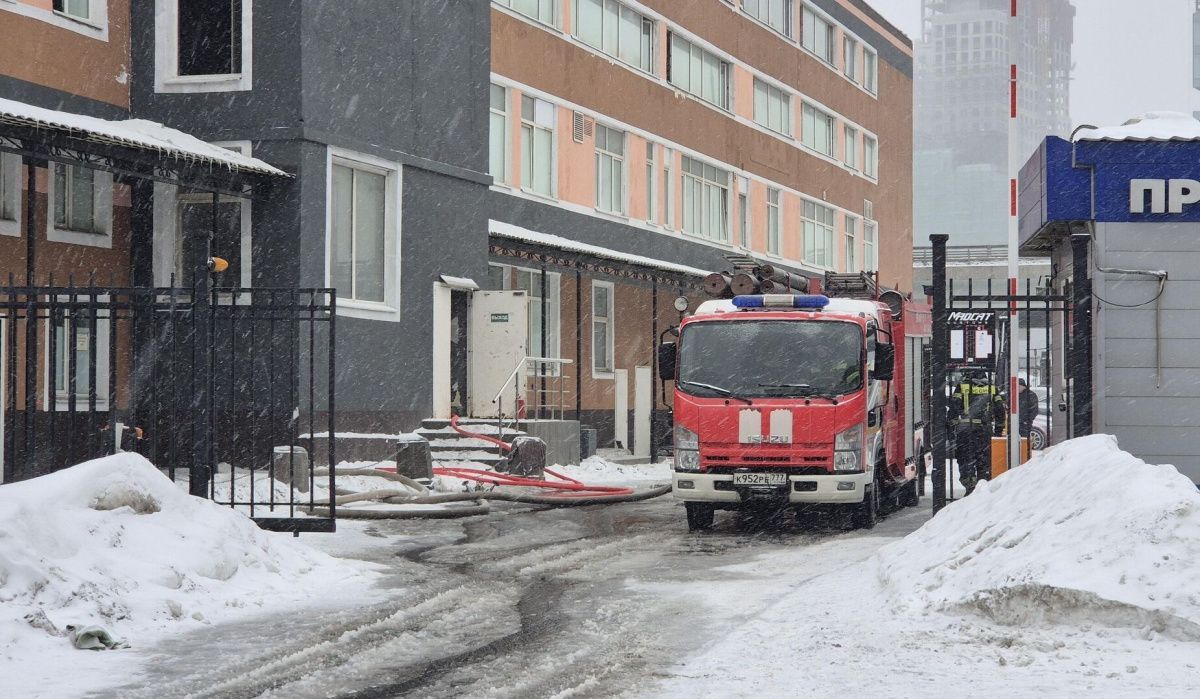 Девять человек пострадали при пожаре в хостеле на севере Москвы