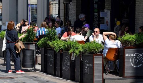 В Москве рестораторы начали выставлять летние веранды