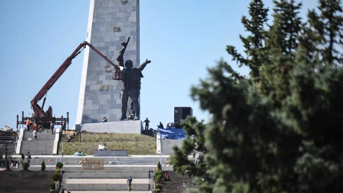 На &quot;Саур-Могиле&quot; в ДНР установили фигуру Солдата-Победителя