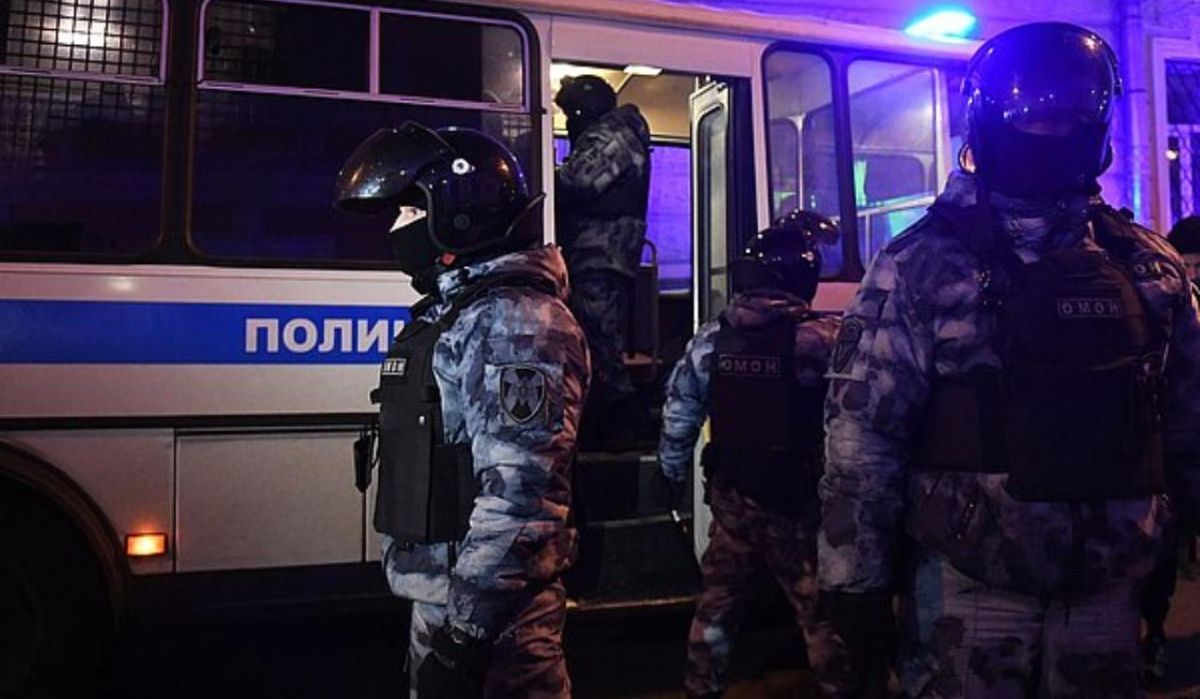 Полиция провела ночные рейды по ЛГБТ*- клубам в Москве и Петербурге