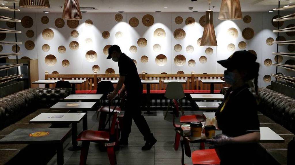Власти Москвы помогут деньгами кафе и ресторанам с привитыми сотрудниками