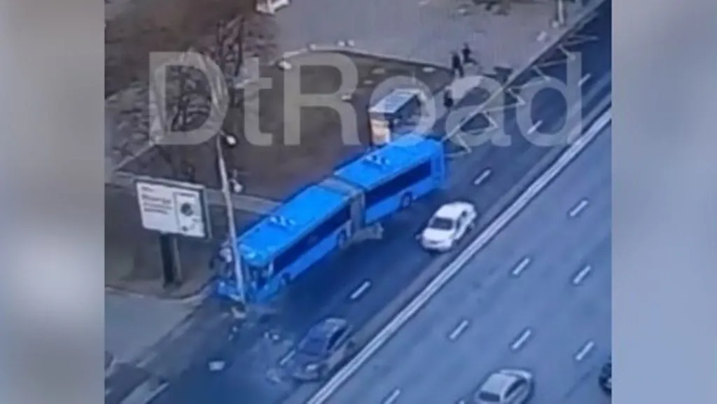 Пять человек пострадали в ДТП в Москве с участием автобуса