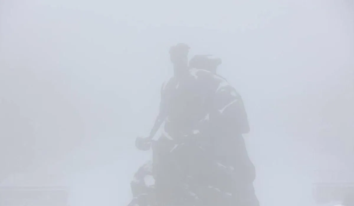 Волгоград сковали густой туман и гололед