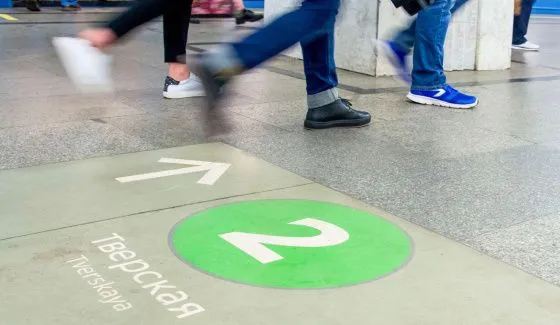 В московском метро на пересадочных станциях появится новая напольная навигация