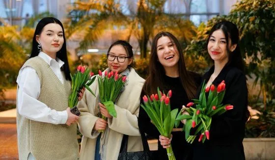 Волонтеры столицы приготовили море цветов и добрых пожеланий к 8 Марта